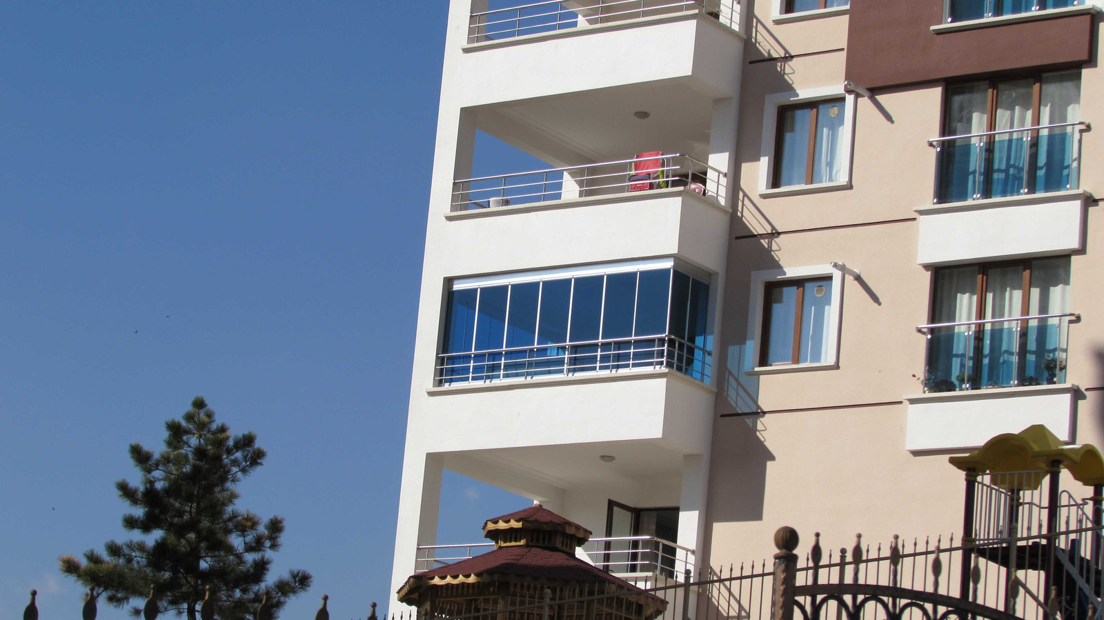 Cam balkon sistemi uygulama detayı